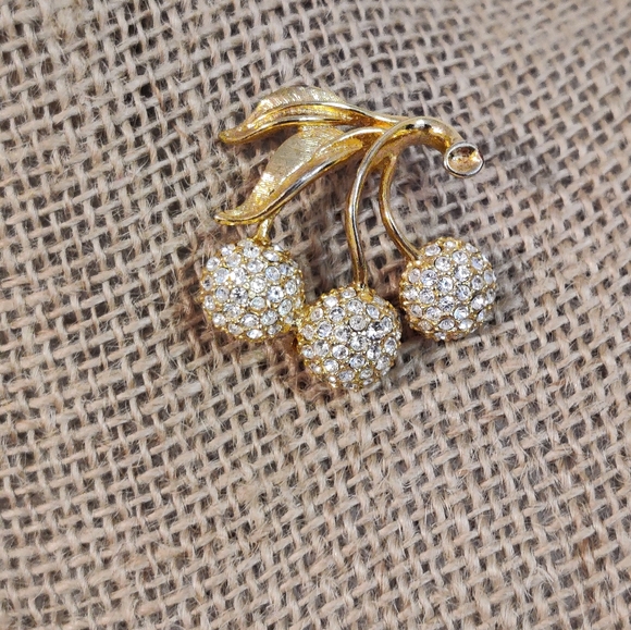 Vintage Dazzling Cherry Bunch Brooch - Picture 13 of 16
